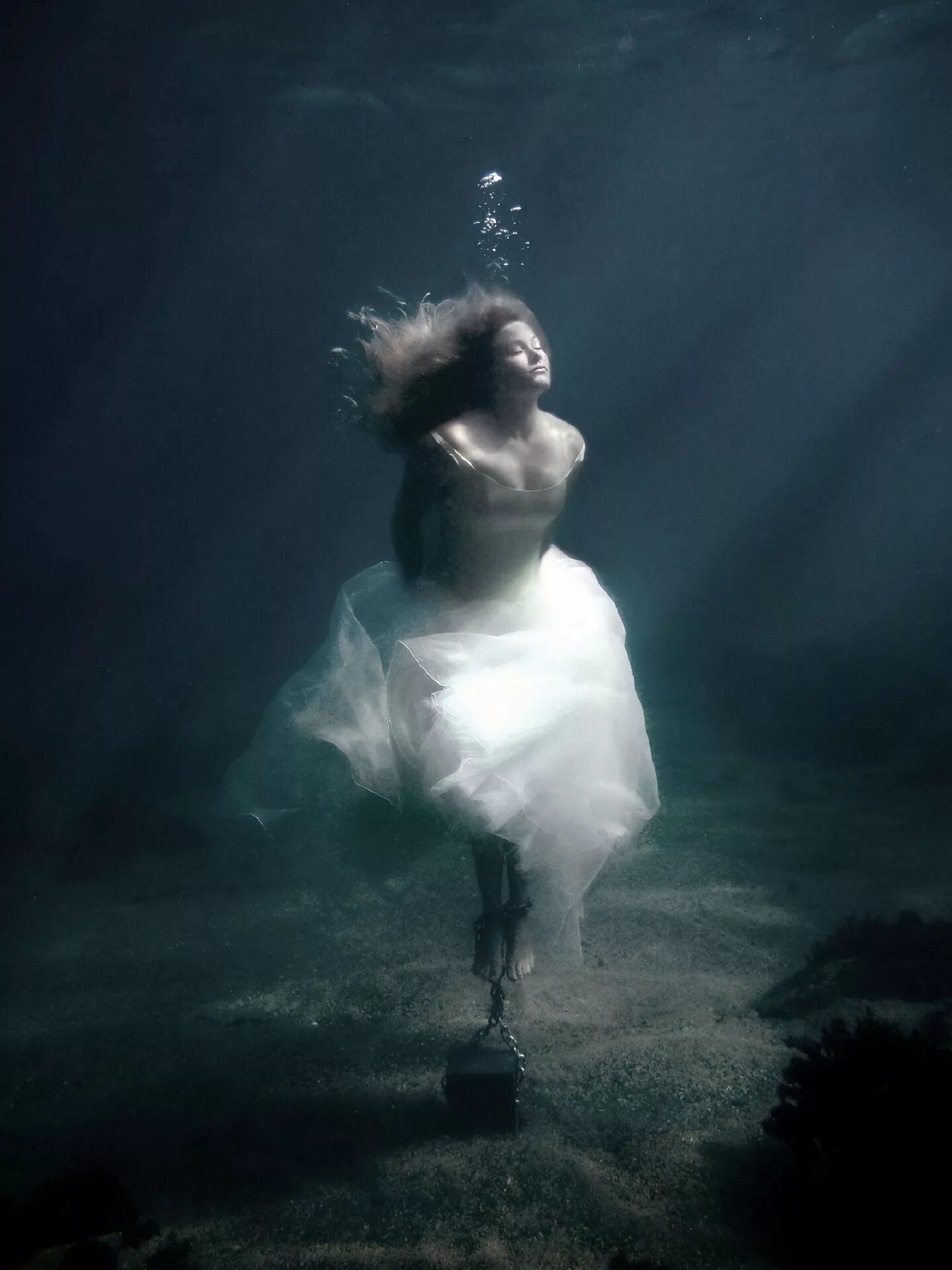 Девушка под водой. Женщина тонет в воде. Женщина тонет в воде. Девушка в воде. Женщина тонет в воде.