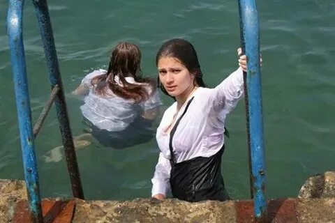 В воду одетый
