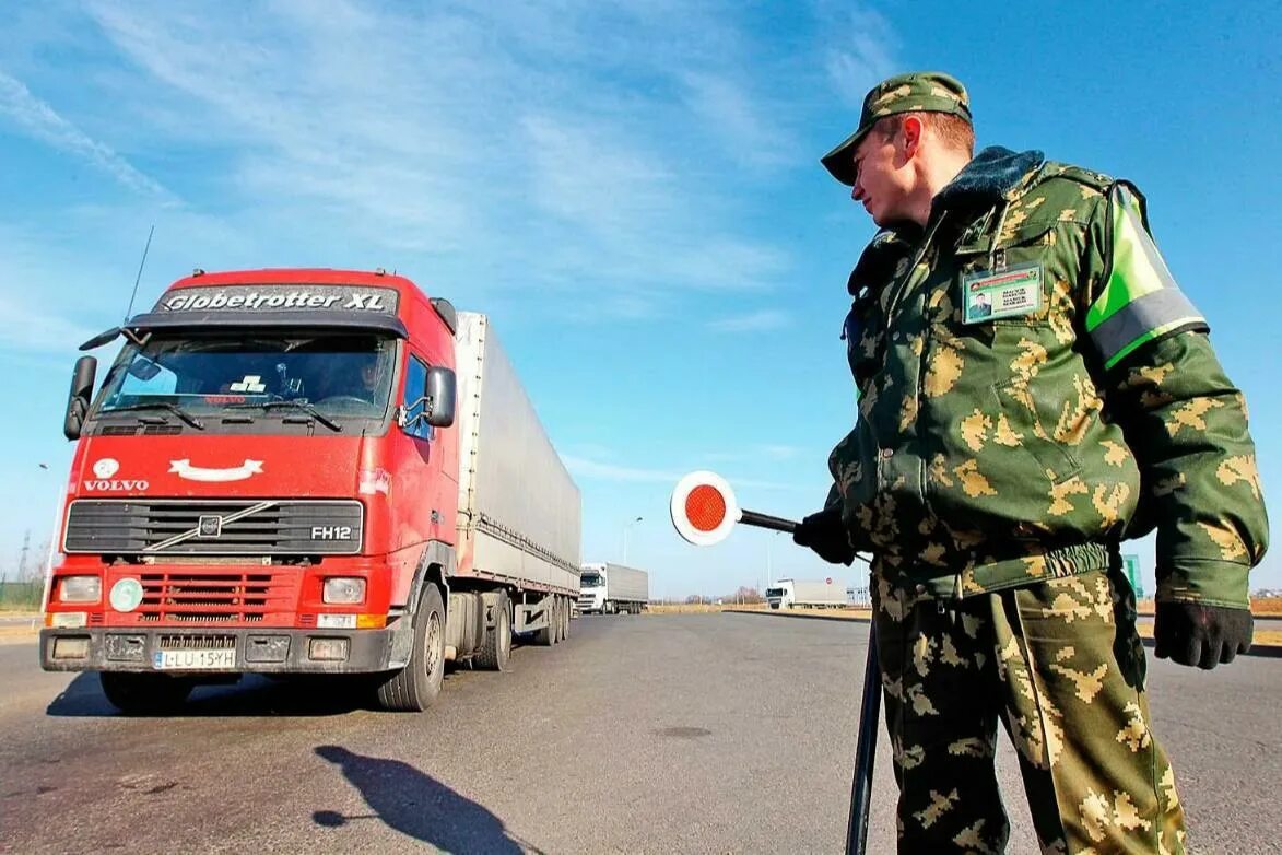 Фуры на таможне. Грузы через границу. Грузовики на границе. Фуры на границе.