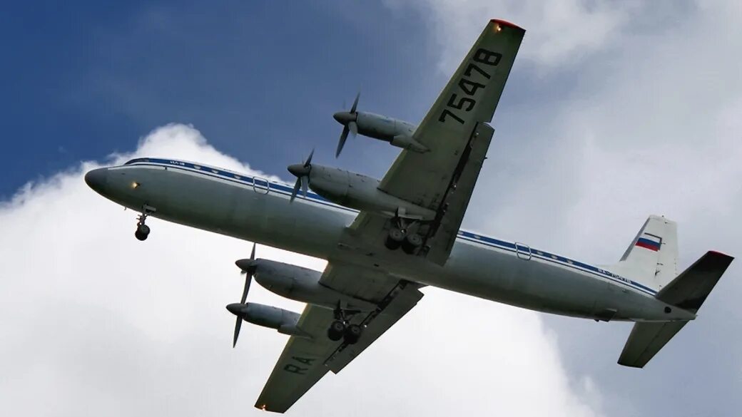 Посадка ил 22 в анапе. Ил-22м11 75917. Авиалайнер ил-18. Ил 22 чкаловский. Ил-22-сурт.