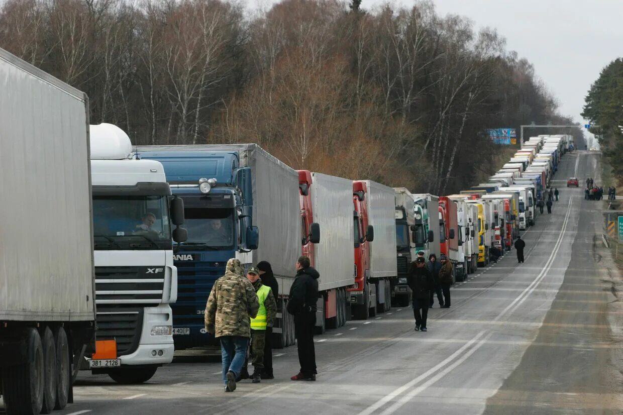 Фуры литовско белорусская граница. Фуры на таможне. Пробка грузовые машины. Грузовики на границе. Обстановка на пунктах
