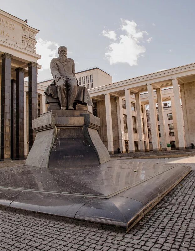 станция метро библиотека имени ленина. м. памятник достоевскому у библиотеки им ленина фото. ргб памятник достоевскому. москва библиотека им ленина памятник достоевскому.