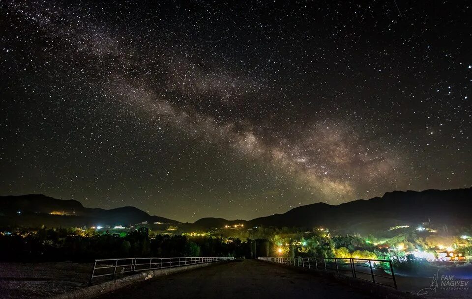 млечный путь город. ночное небо. млечный путь зеландия. ночное небо в деревне. млечный путь и море.