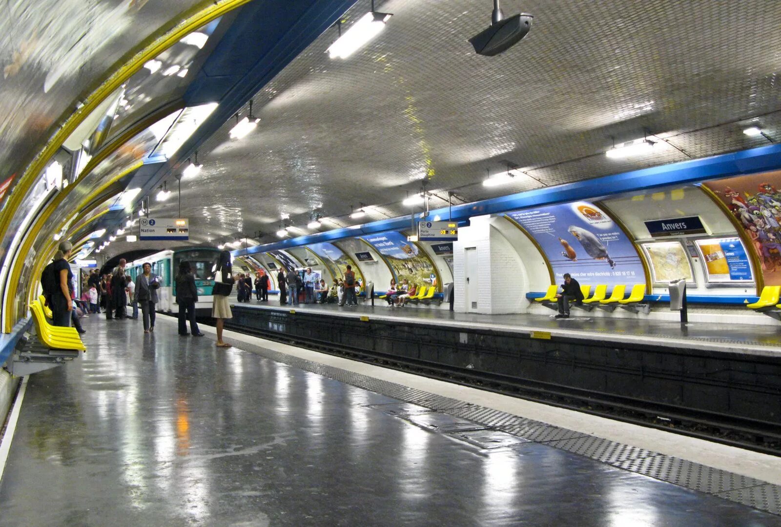 Метрополитены франции. Метро Парижа. Paris Metro станция. Анверс метро Париж. Метро Франции Париж.