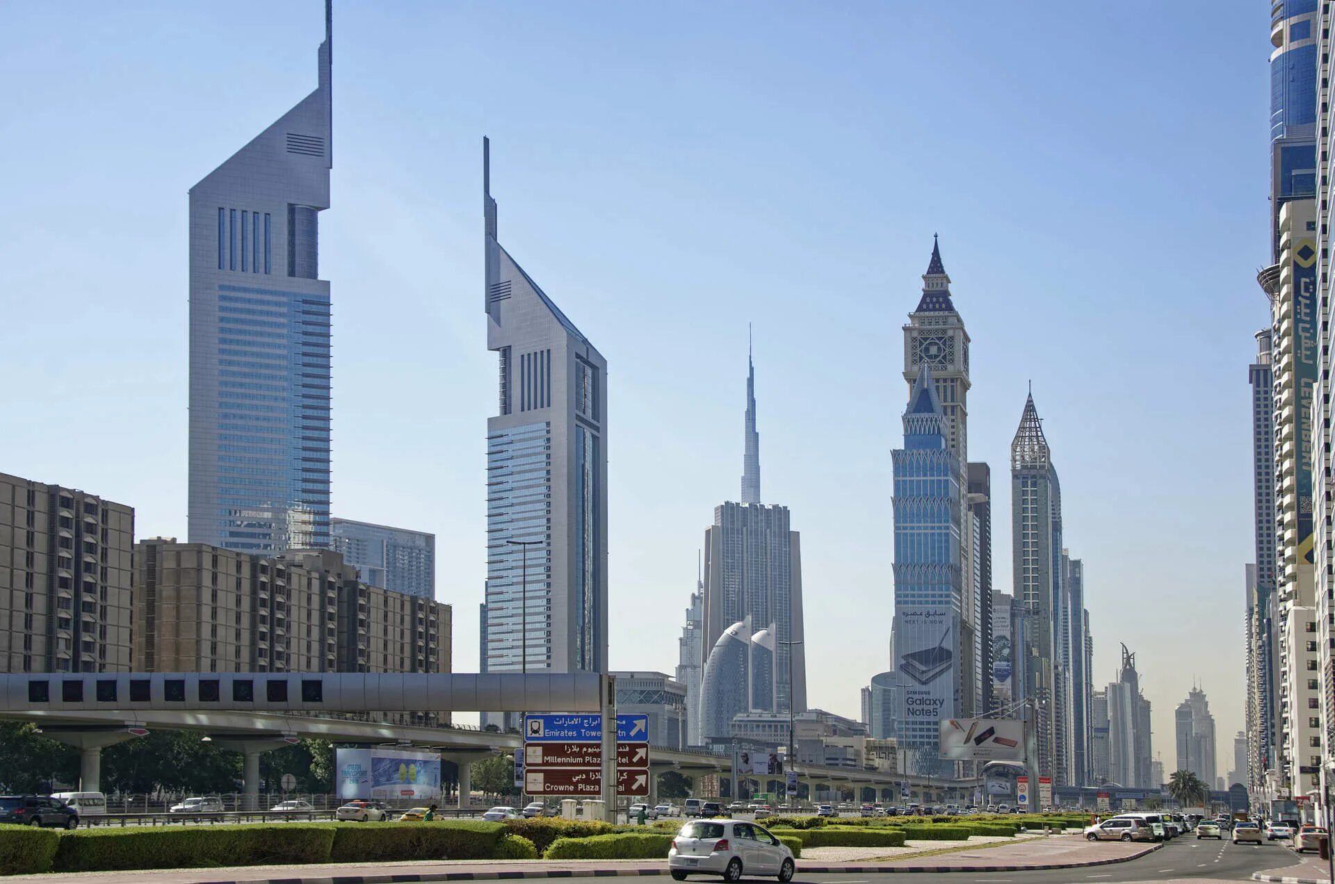 Башни Близнецы в Дубае. Эмиратские башни Дубай. Район Сити Уолк Дубай. Аджман ОАЭ.