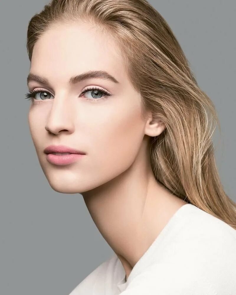 Карли Клосс нависшие веки. Красивый естественный макияж. Классическое лицо модели. Модельное лицо.