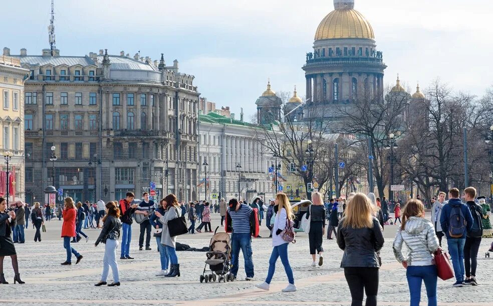 Сколько живет в спб. Дворцовая площадь в Санкт-Петербурге туристы. Туристы на Дворцовой.