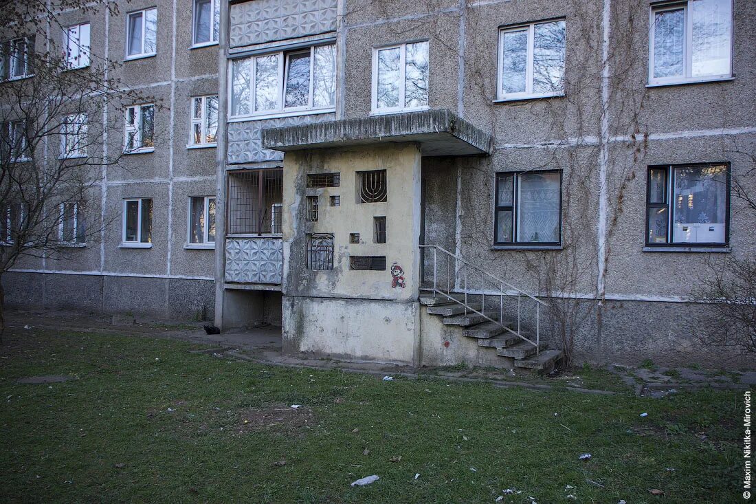 Перед парадным подъездом. Подъезд снаружи. Перед парадным подъездом. Подъезд дома. Подъезд снаружи.