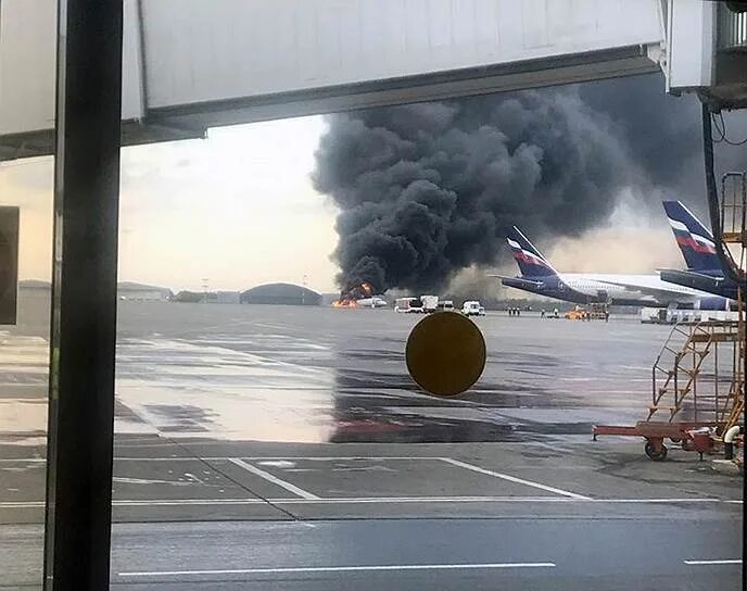 Катастрофа ssj 100 в шереметьево 05.05 19. Катастрофа ssj 100 в шереметьево. аэрофлот 2019 шереметьево катастрофа. 5 мая шереметьево катастрофа. горящий самолет в шереметьево.