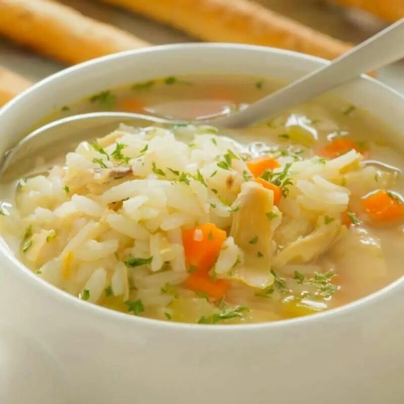 Куриный суп с рисом и картошкой. Куриный рисовый суп. Рецепт рисового супа с курицей пошаговый. Куриный рисовый суп. Куриный суп.