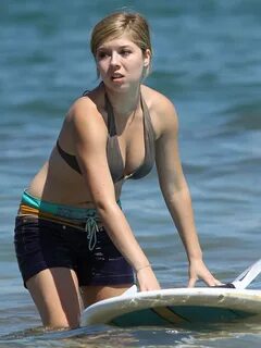 Jennette McCurdy - Bikini candids on vacation in Maui. 