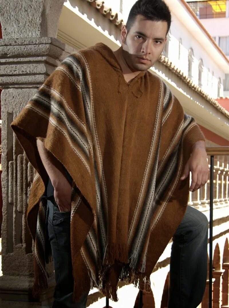 Из альпаки мужской. Куртка из альпаки мужская. Shaky пальто альпака мужское. Пончо для мужчин. Коричневое пончо мужское.