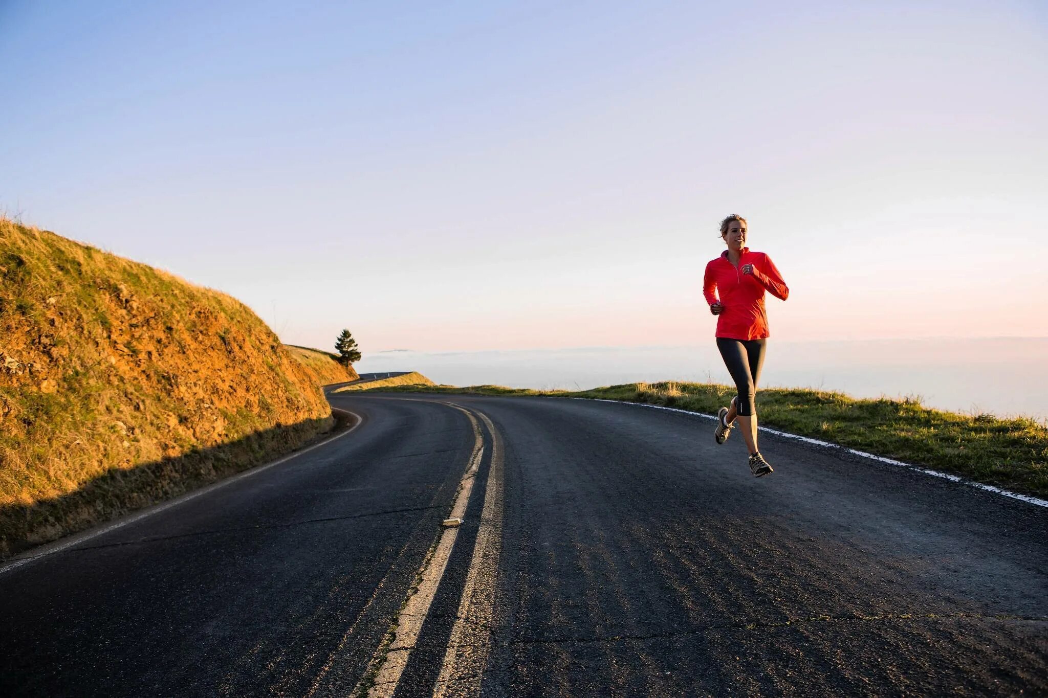 В течении 2 часов. По шоссе двигается. Турист движется со скоростью 5 км в ч. По шоссе со. По шоссе со.