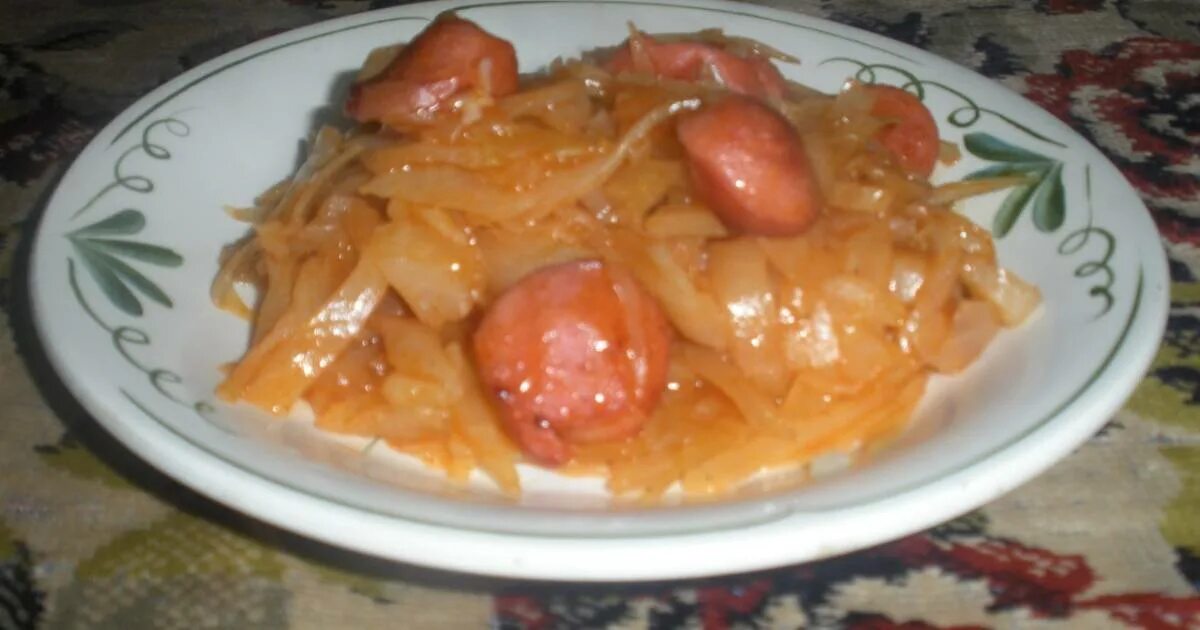 Рецепт капуста с сосисками в кастрюле. Капуста с сосисками. капуста тушёная с сосисками на сковороде с томатной пастой. сосиски и квашеная капуста тушёная на сковороде. тушёная капуста с сосисками в кастрюле.