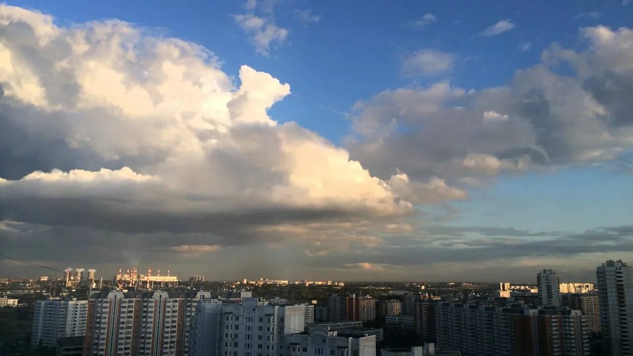 Облака Москва. Москва облачно. Тучи над Москвой. Облачно в Москве лето.