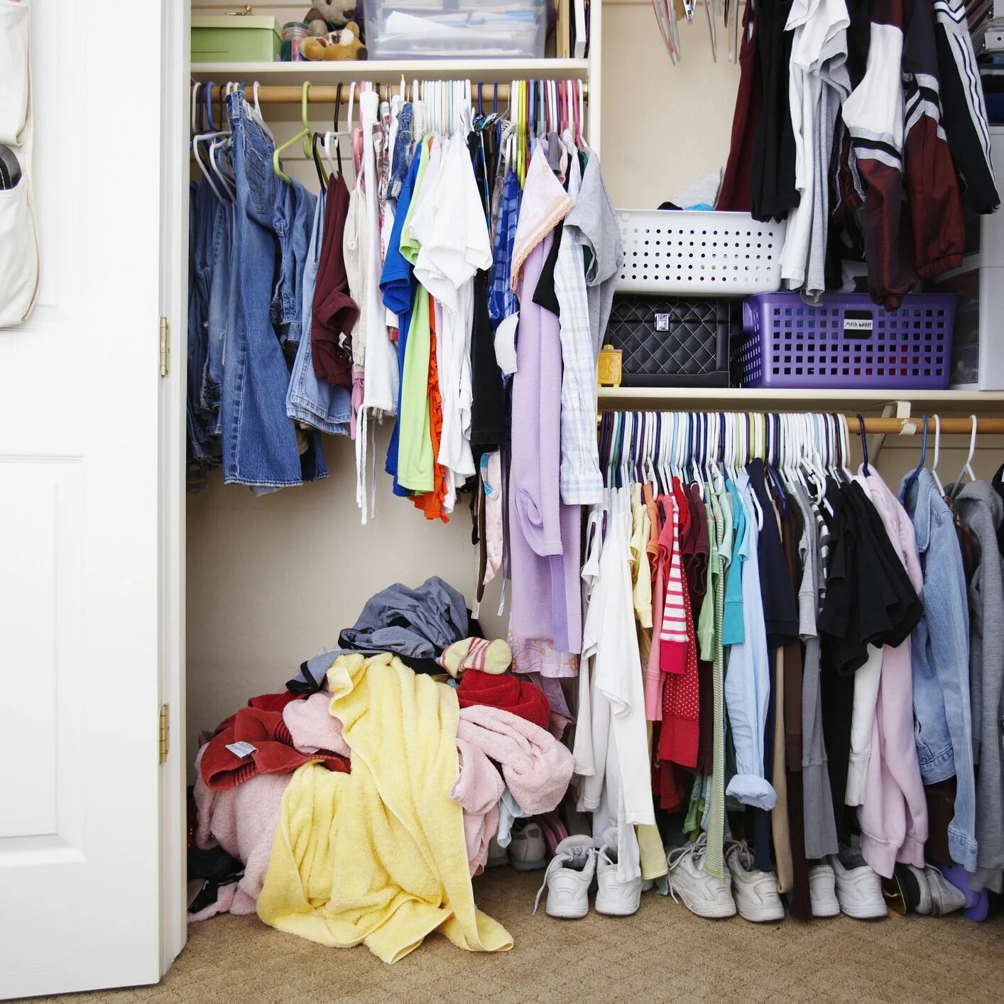 Мужчина шкаф. Я в шкафу прячусь. Я в шкафу. Старый шкаф с вещами. Гардероб с вещами.