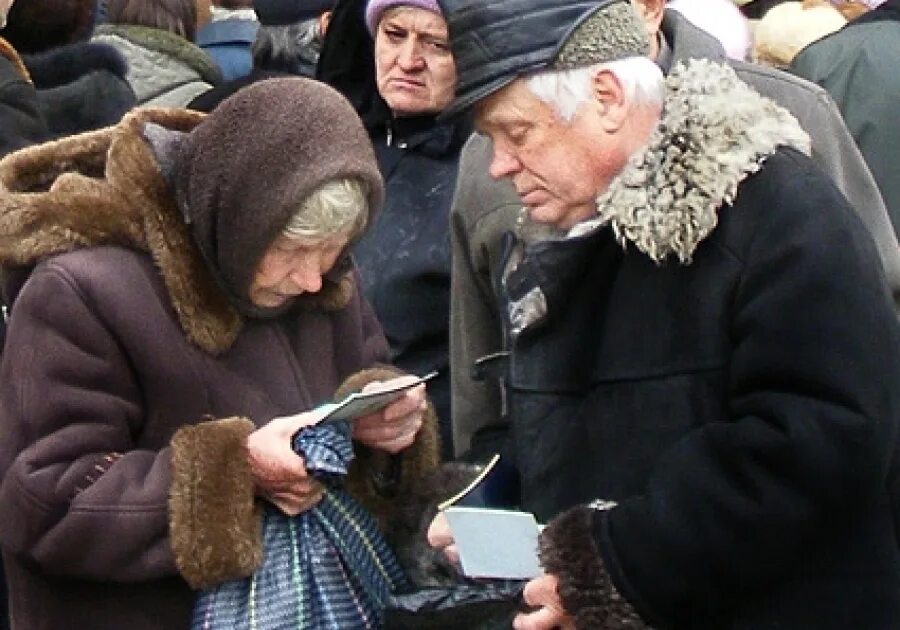 Новости для пенсионеров переселенцев. Бедные пенсионеры. Нищие пенсионеры России. Старики в очереди. Пенсионеры в очереди.