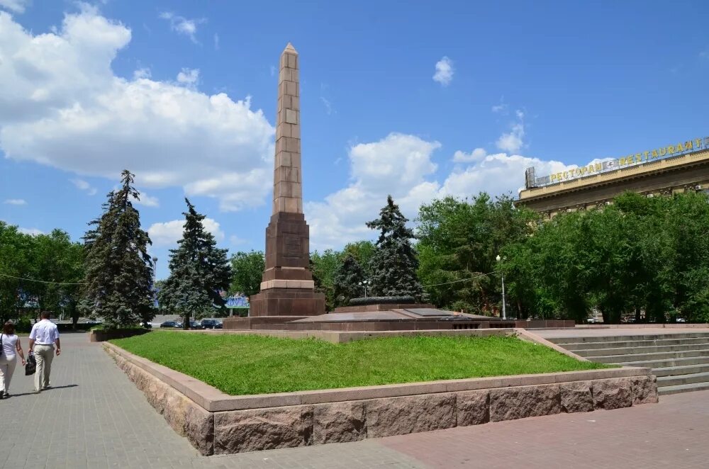Площадь павших борцов 1. Памятник на площади павших борцов в волгограде. аллея павших борцов волгоград. вечный огонь на площади павших борцов волгоград. площадь павших борцов 1 волгоград.