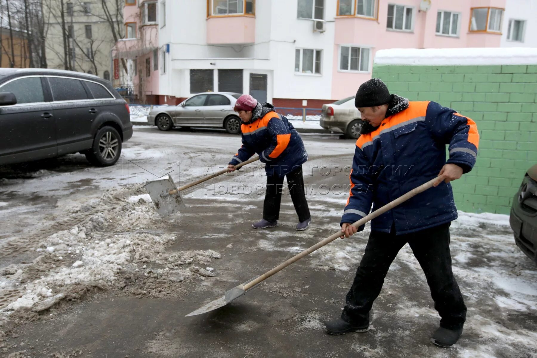 Жкх убирает снег. День жилищника. Коммунальные службы. Дворник жилищник. Дворник жилищник.