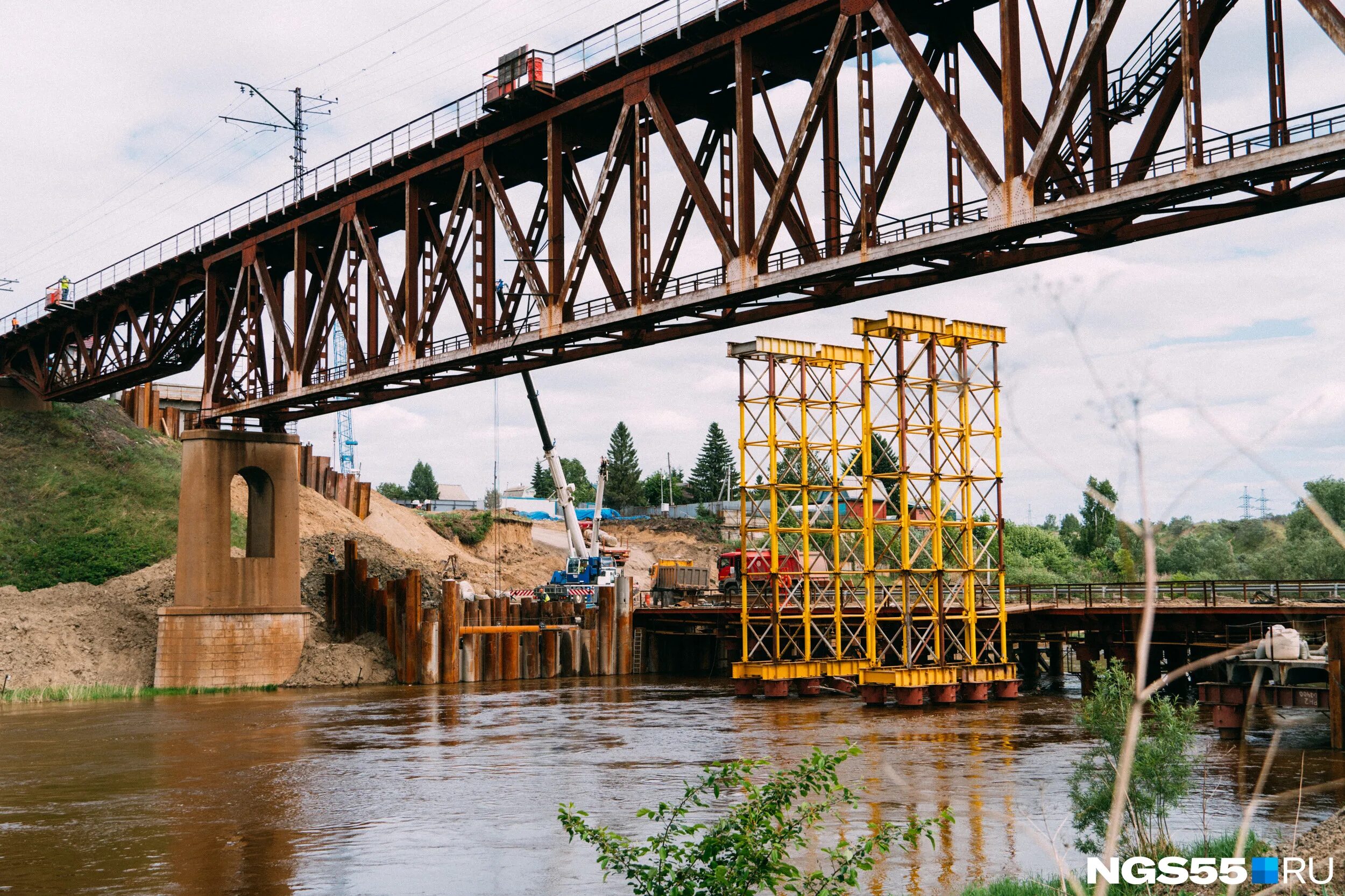 Жд мост через реку. Жд мост оять. Рефтинский железнодорожный мост через реку. Жд мост через реку иня. Река уса железнодорожный мост.