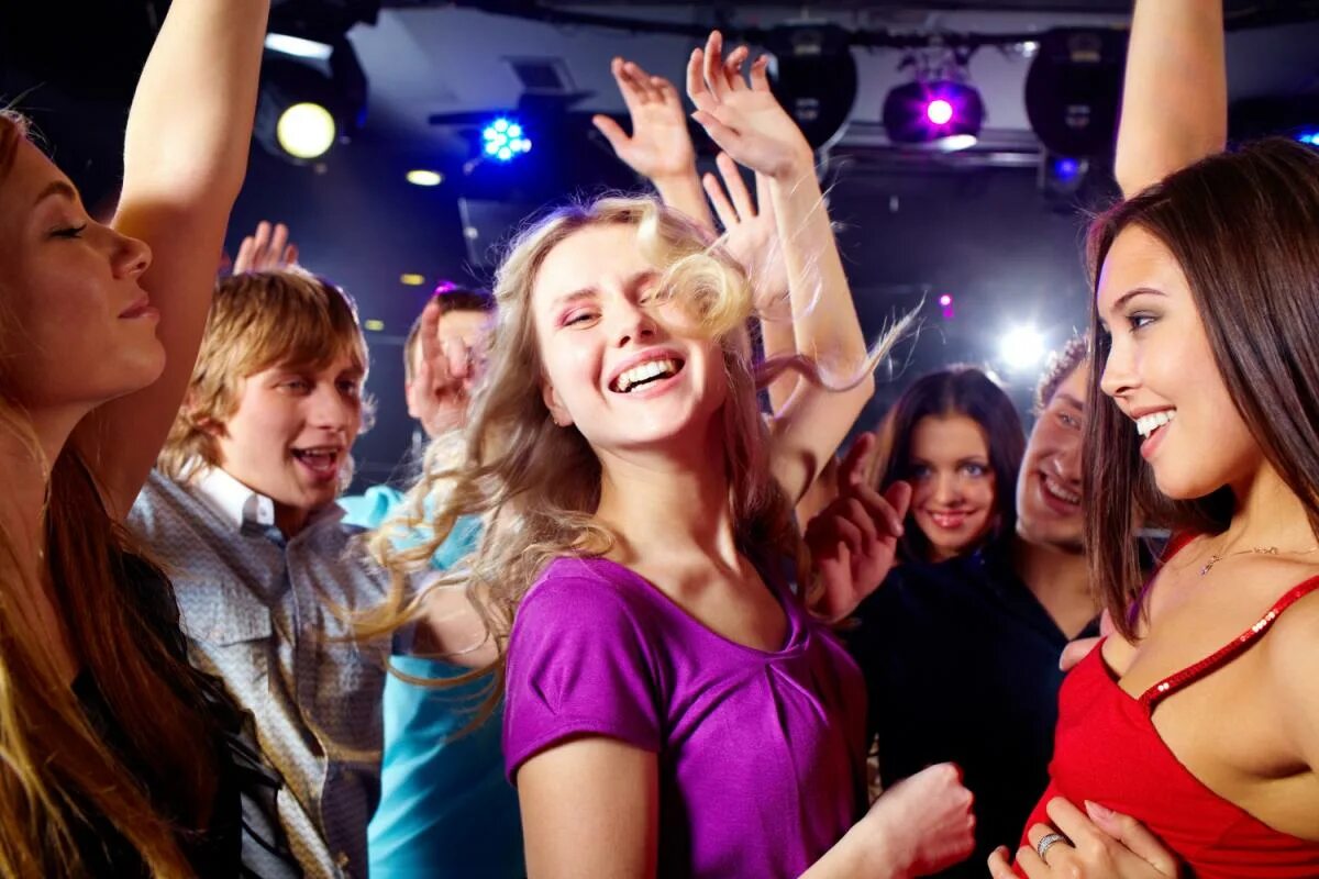 We are going dancing. Люди на дискотеке. Девочки в клубе. Девушки на дискотеке. Танцуют на дискотеке.