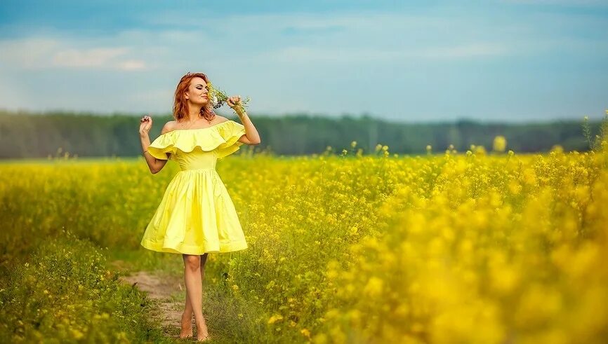Пошло лето. Девушка идет по лугу. Лето идет девушка. Поле желтых цветов. Лето простые.