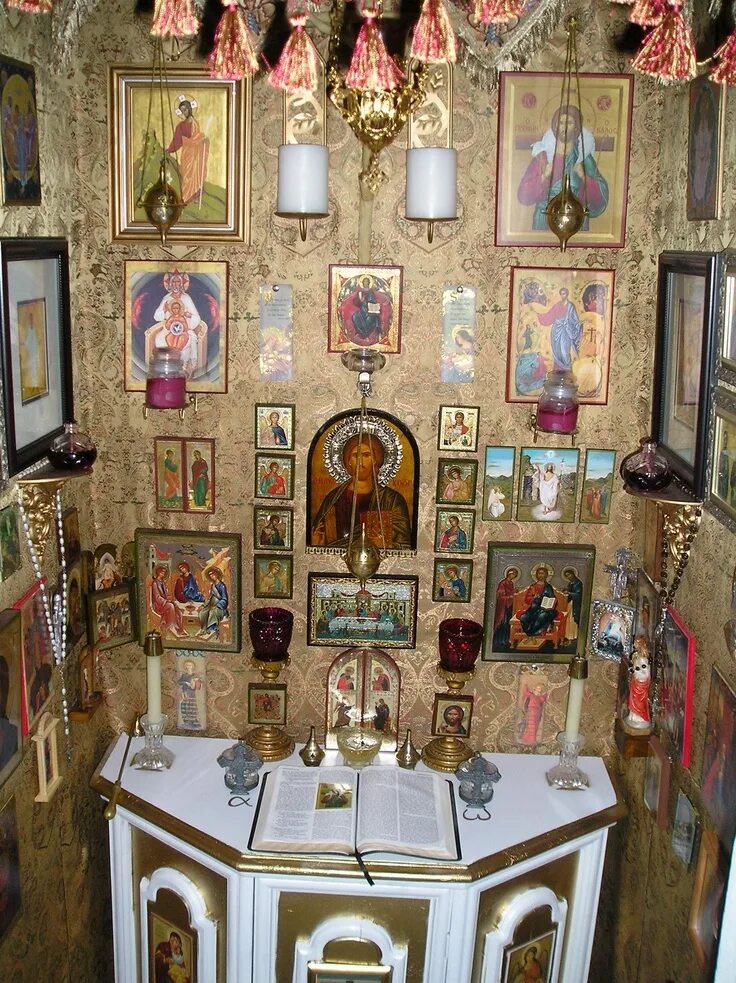 Алтарь с иконами. Алтарь православный красный угол. уголок с иконами в доме. домашний иконостас.