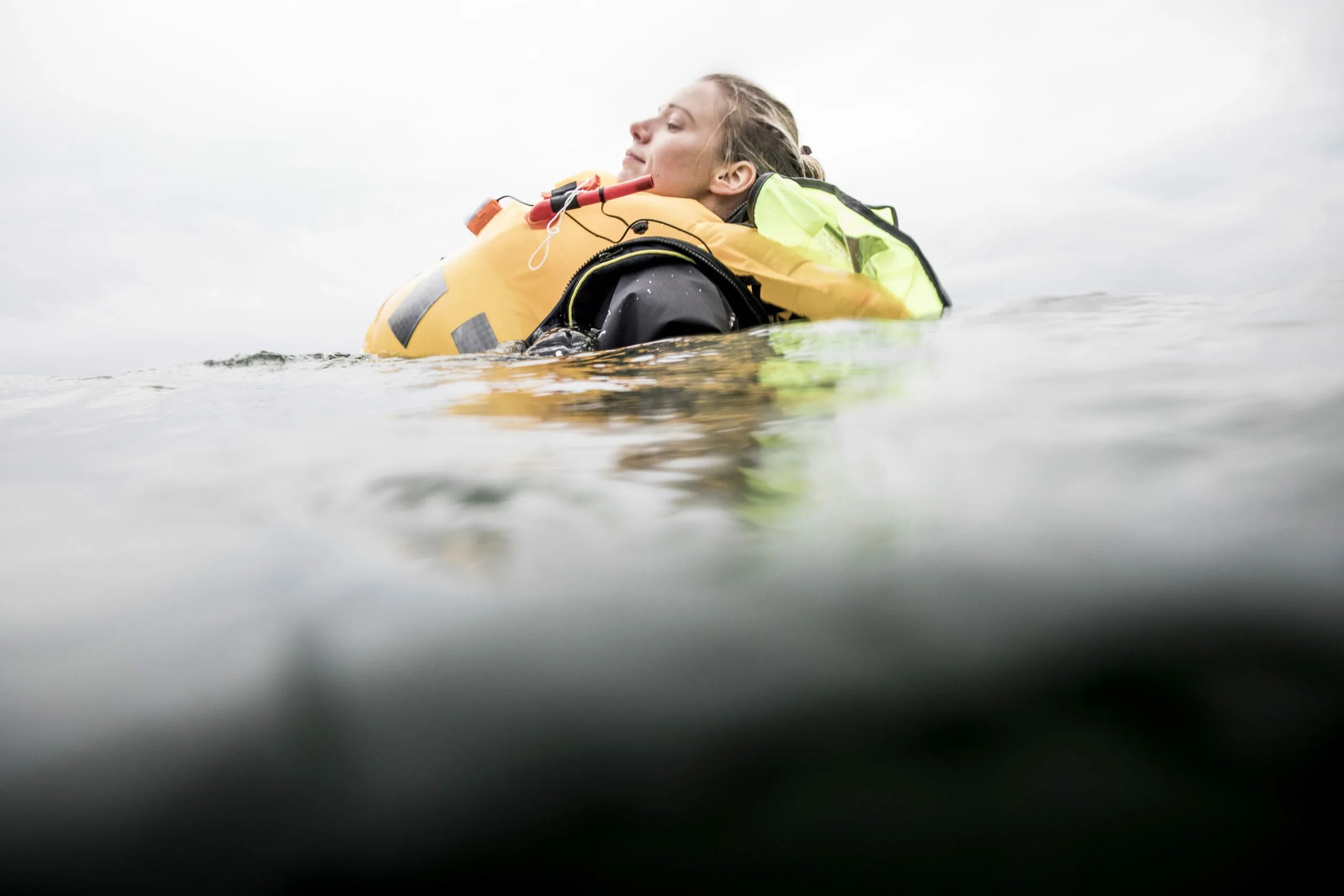Человек в спасательном жилете в воде. Люди в спасательных жилетах. Спасательный жилет для маломерных судов. Человек в спасательном жилете в воде. Спасательный жилет на корабле.