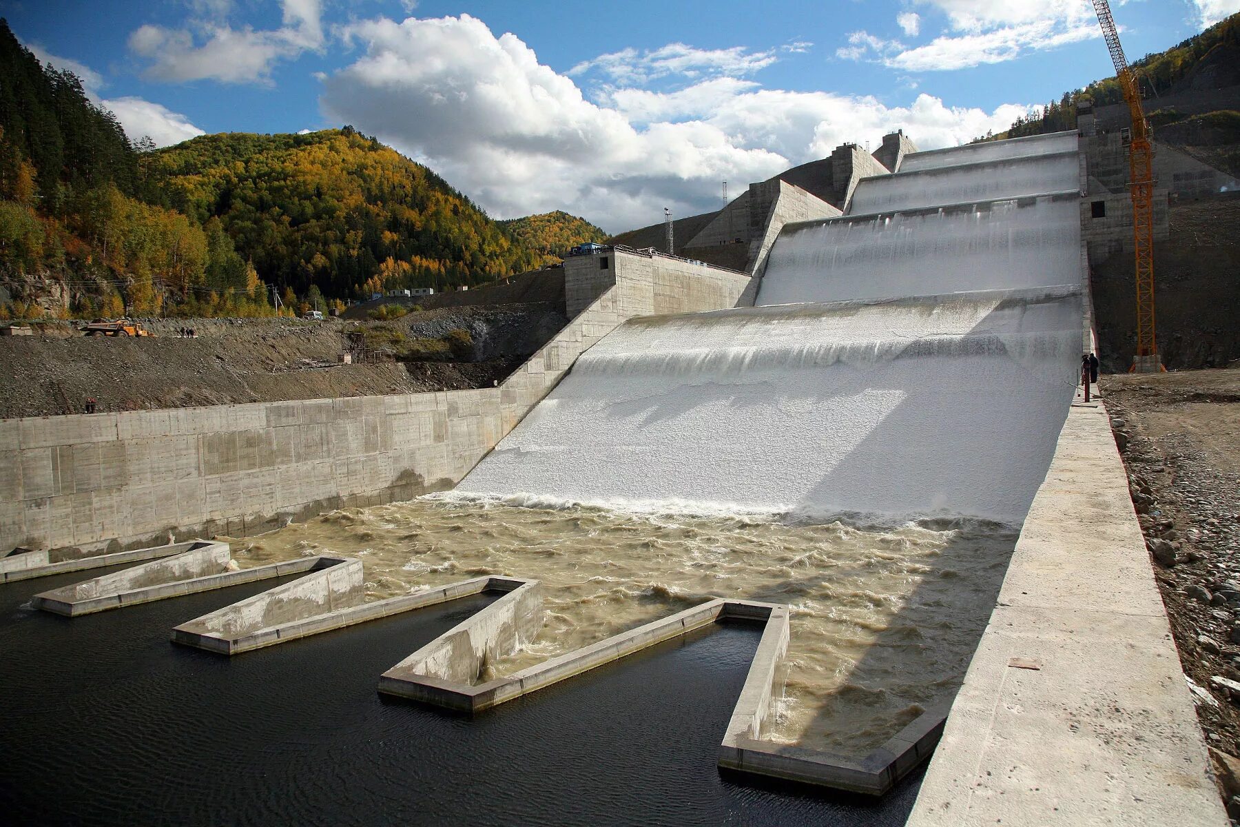 Саяно-Шушенская ГЭС водосброс. Береговой водосброс Саяно-Шушенской ГЭС. Саяно Шушенская ГЭС водо зброс. Береговой водосброс СШГЭС.