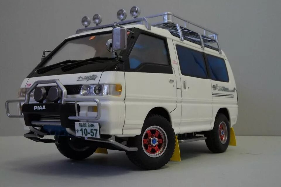 Делика модель. Мицубиси делика 1. kit mitsubishi delica aoshima. mitsubishi delica 1:43. модель mitsubishi delica.
