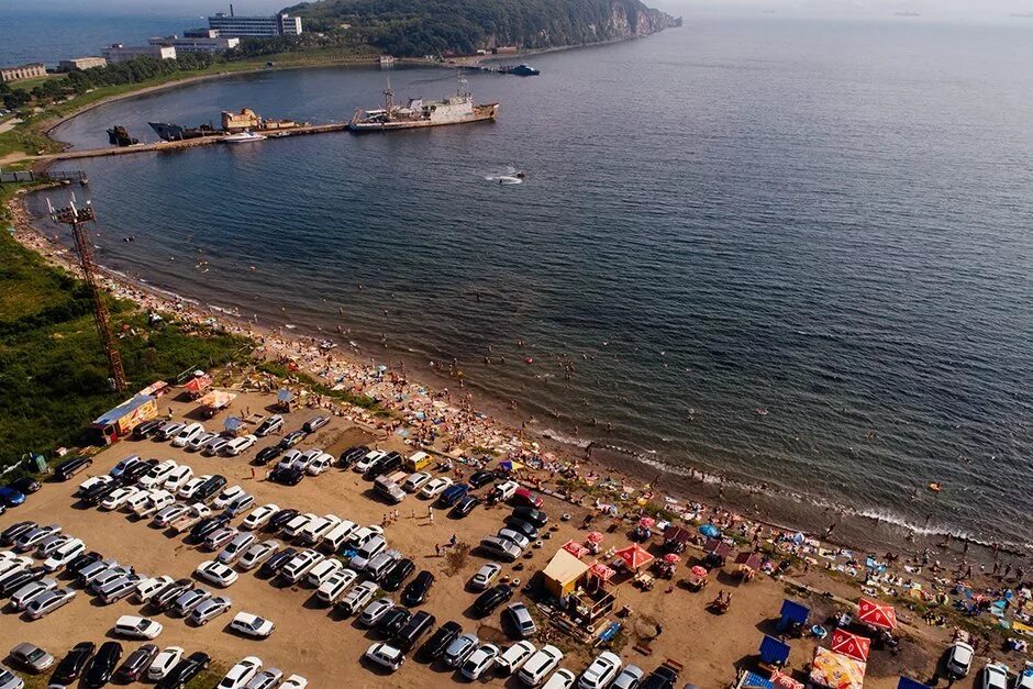 Владивосток пляжный отдых. Бухта Патрокл Владивосток пляж. Бухта Шамора Владивосток летом. Бухта Лазурная Шамора. Пляж Шамора.