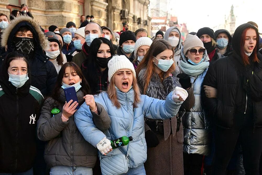 Молодежь на митинге. Молодежь на митингах Навального. Народ на митинге. Молодежь акции протеста.