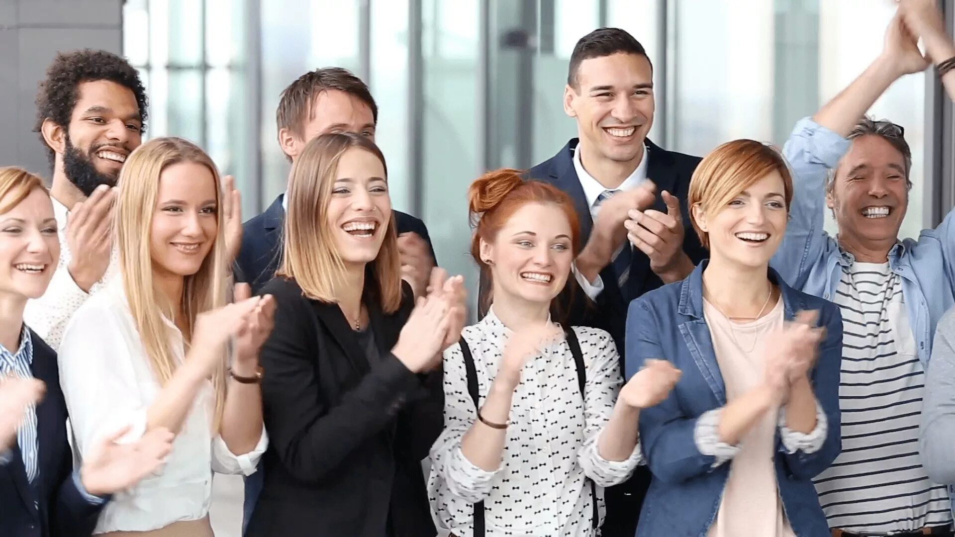 Трудовой коллектив. Навстречу команда. Встречи команды стартап. Фото команда стартап. Команда в офисе.