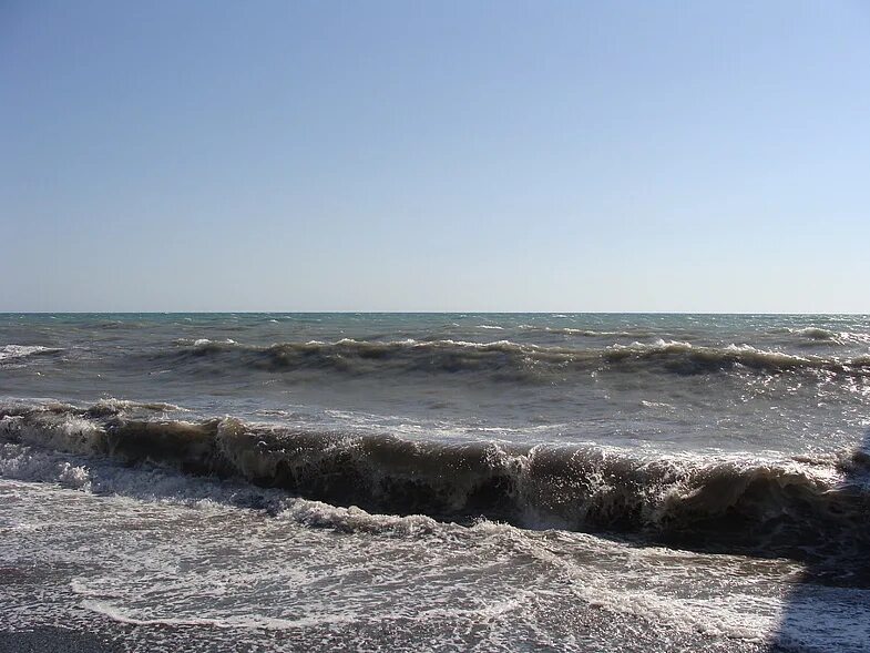 Песня черные волны черного моря. Черное море Адлер Курортный городок. Пляж волна Адлер Кургородок. Черное море пляж Адлер. Адлер море волны.