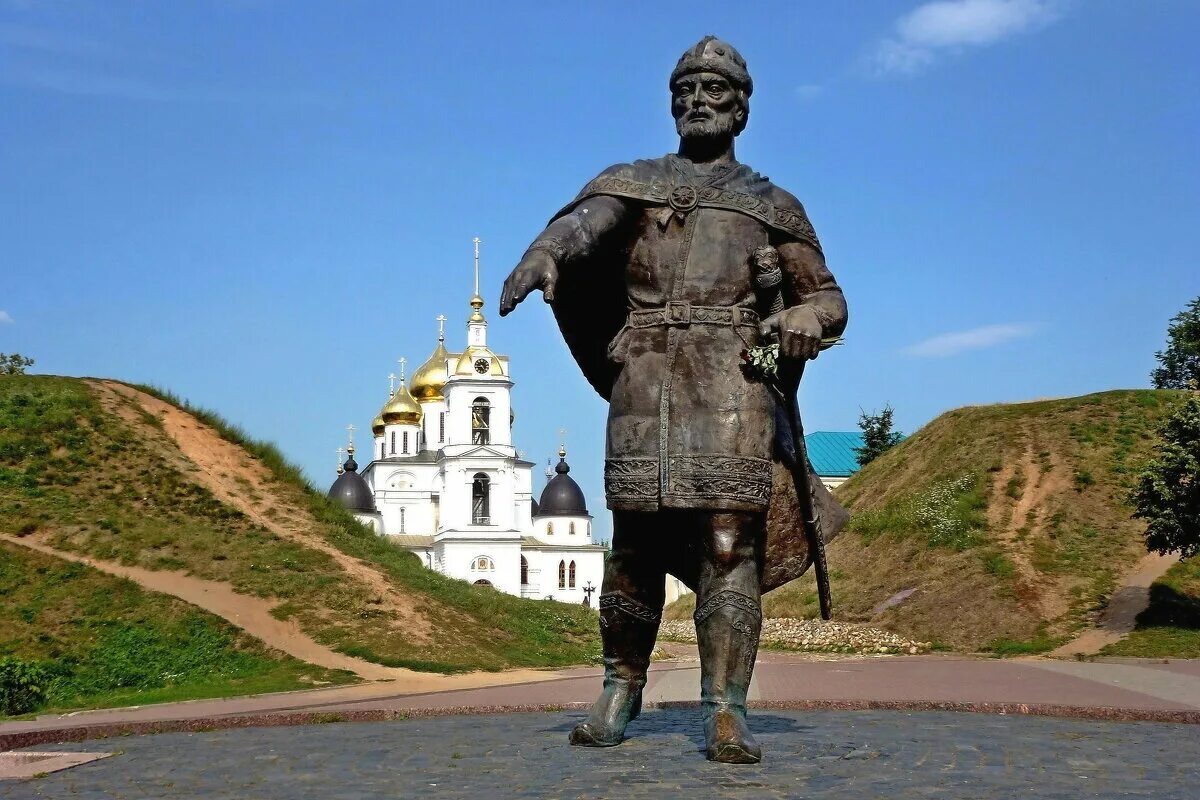 Памятник Долгорукому в Дмитрове. Дмитров памятник Юрию Долгорукому Дмитров. Статуя Юрия Долгорукого в Дмитрове. Кто основал дмитров