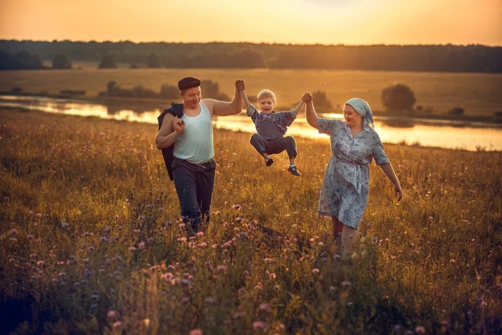 Мать солнце природа родина. Семья и Родина. Семейная фотосессия в поле. Семья любовь к родине. Счастье Родина семья.