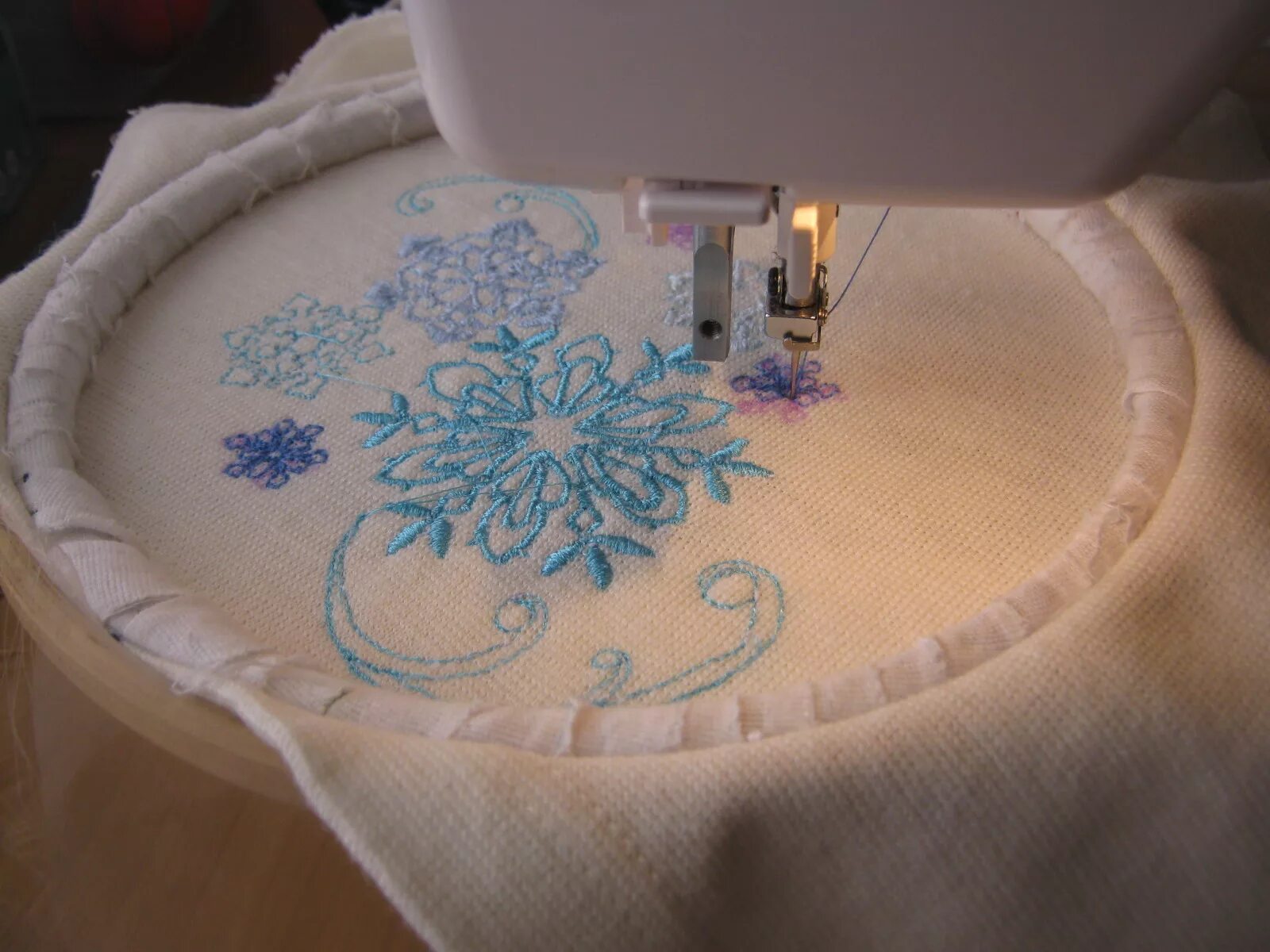 вышивка на швейной машинке для начинающих. машинная вышивка ришелье pfaff. вышивка гладью на швейной машине. вышивка гладью на машинке. художественная вышивка на швейной машине.