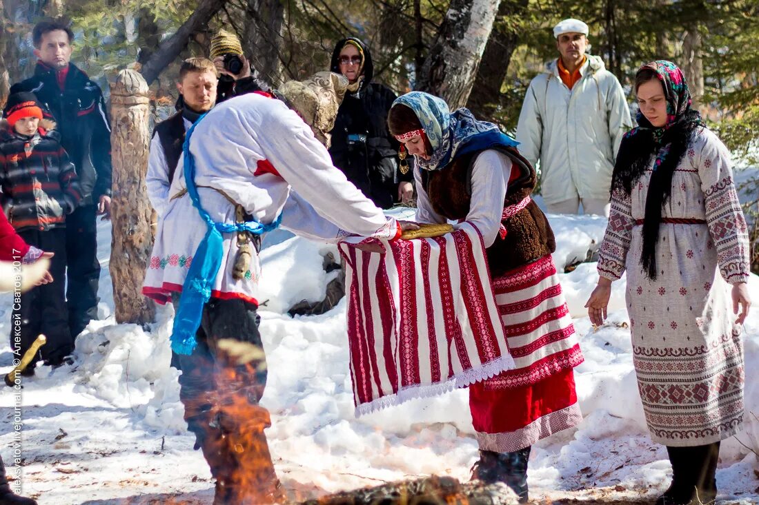 Языческая масленица. Масленичные гуляния в древней руси. Сжигание чучела масленицы васнецов. Масленица язычество. Масленица языческий праздник.