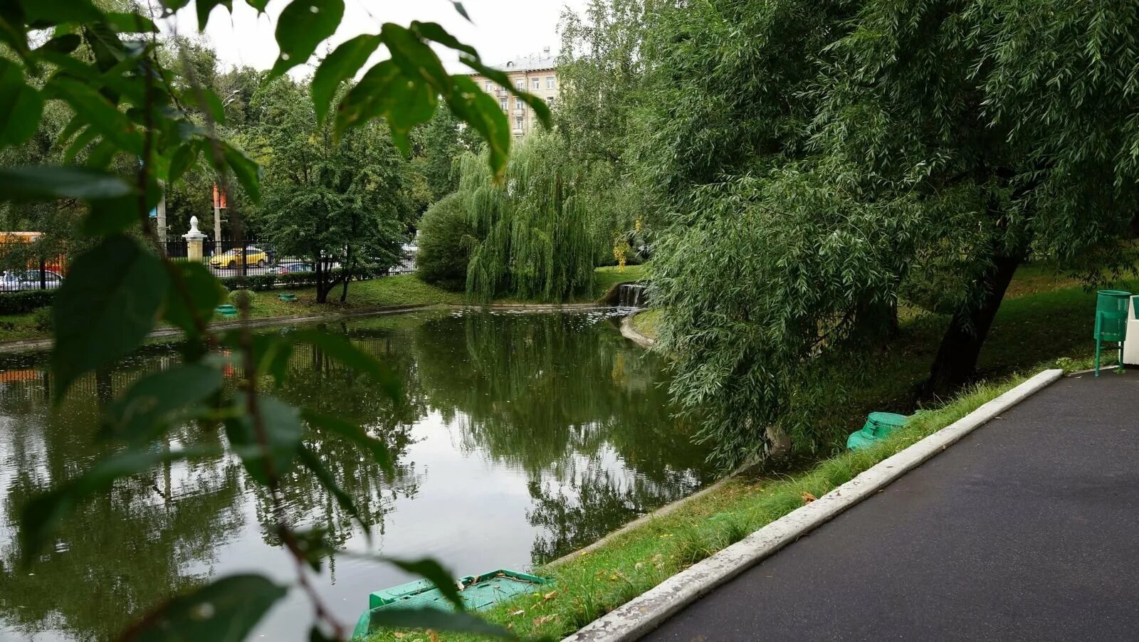 Площадь западного троекуровского пруда. Мосфильм пруд. Огарь Мосфильмовский пруд. Мосфильмовский пруд Сетунь Долина. Мосфильмовская улица дружбы парк пруд.