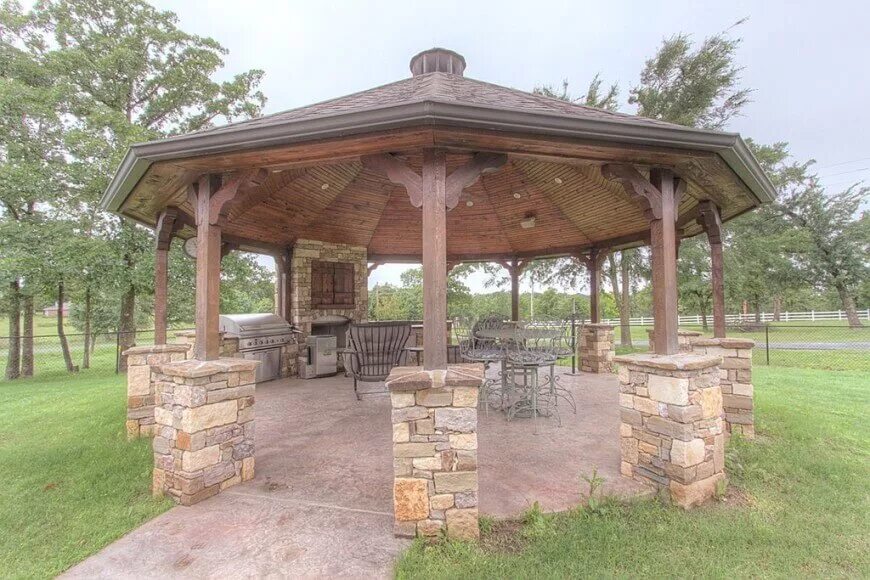 Беседка с мангальной из дерева. Беседка из бревна с мангальной зоной. Мангальная зона из бревна. Баня с мангальной зоной. Беседка с мангальной из дерева.