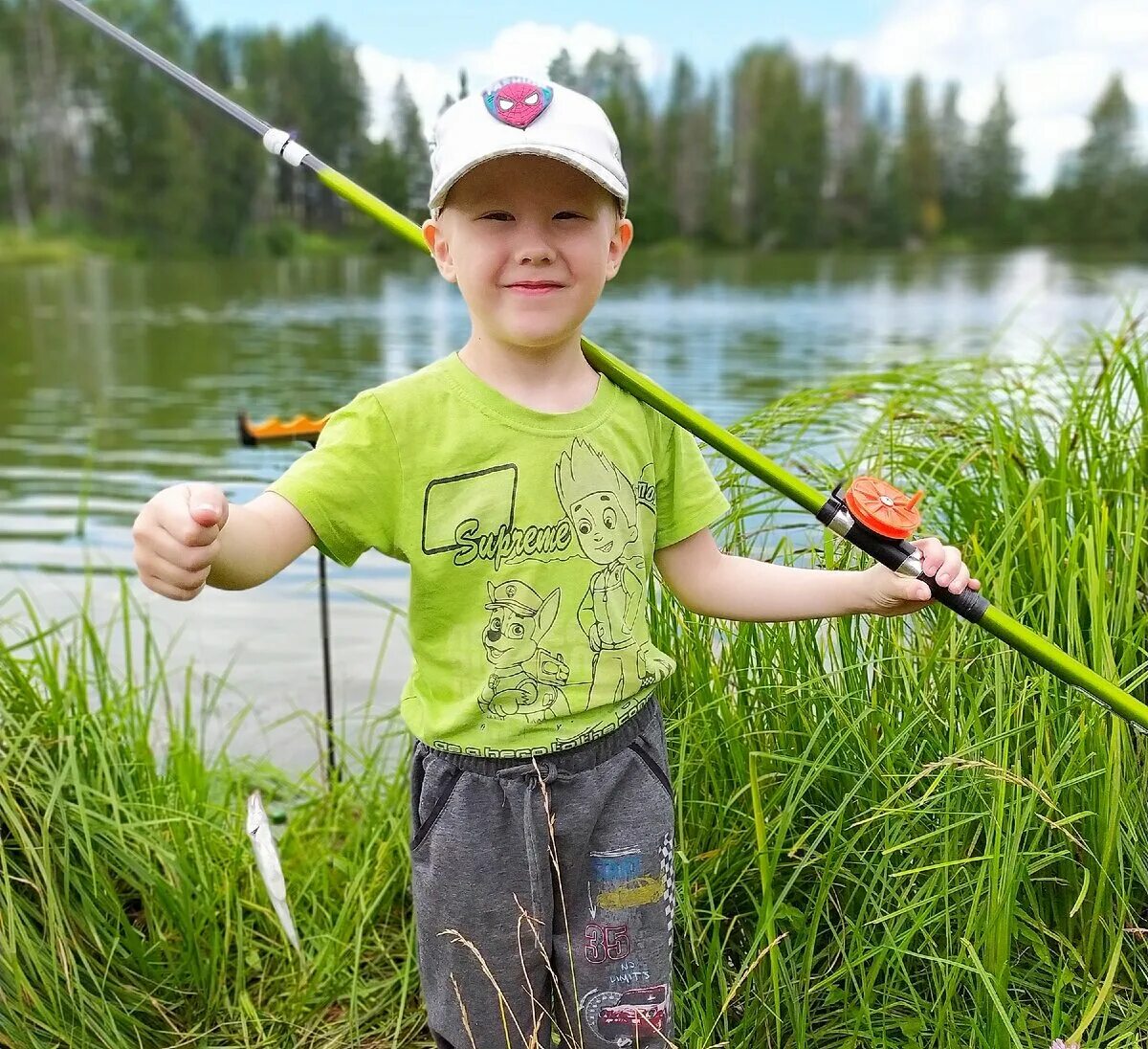 Дети на рыбалке. Летняя рыбалка. Детская фотосессия рыбалка. Рыболов для детей. Про рыбалку для детей