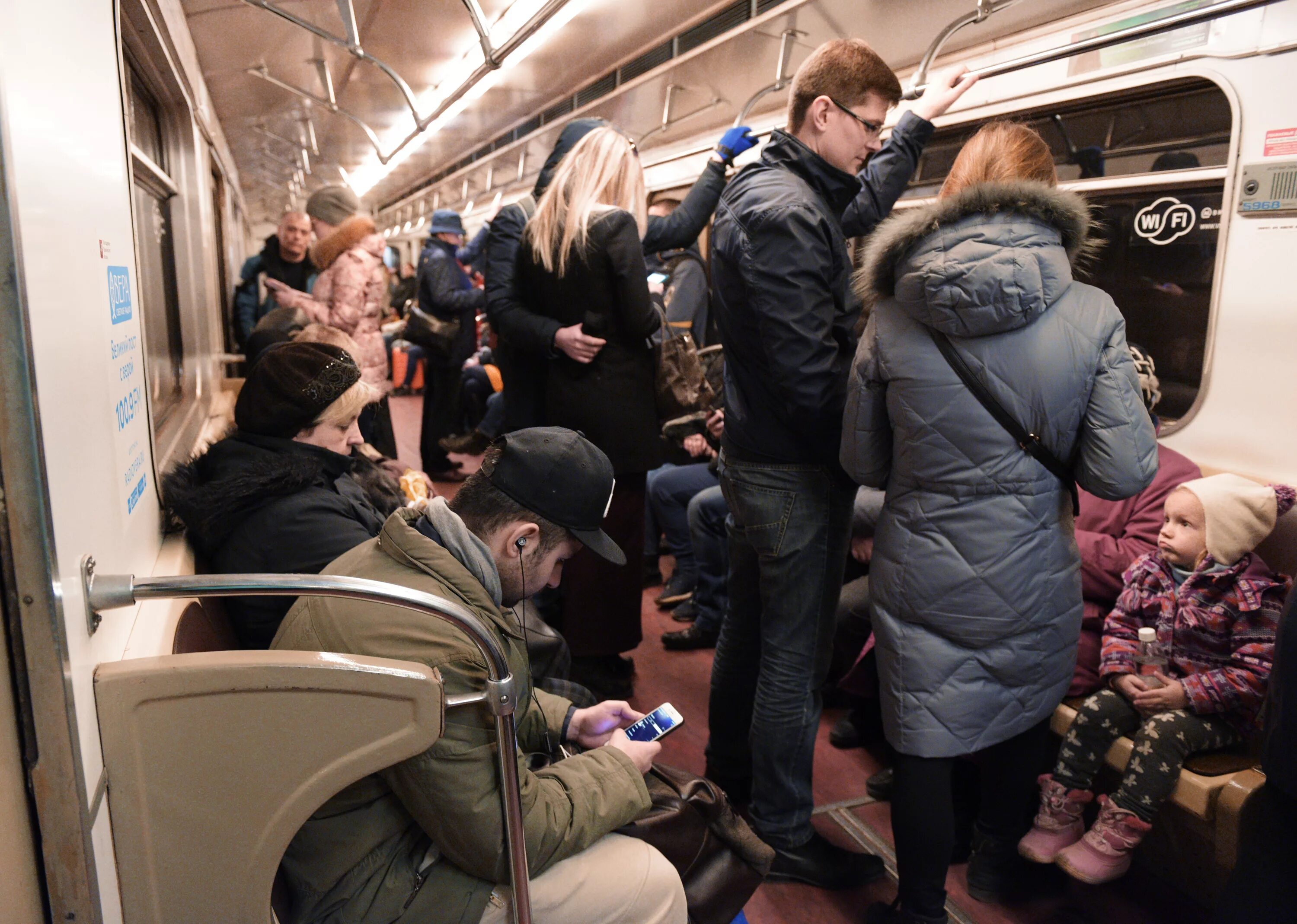 Пассажирам московского метрополитена. Карманники Московском метро. Пассажиры Московского метро.