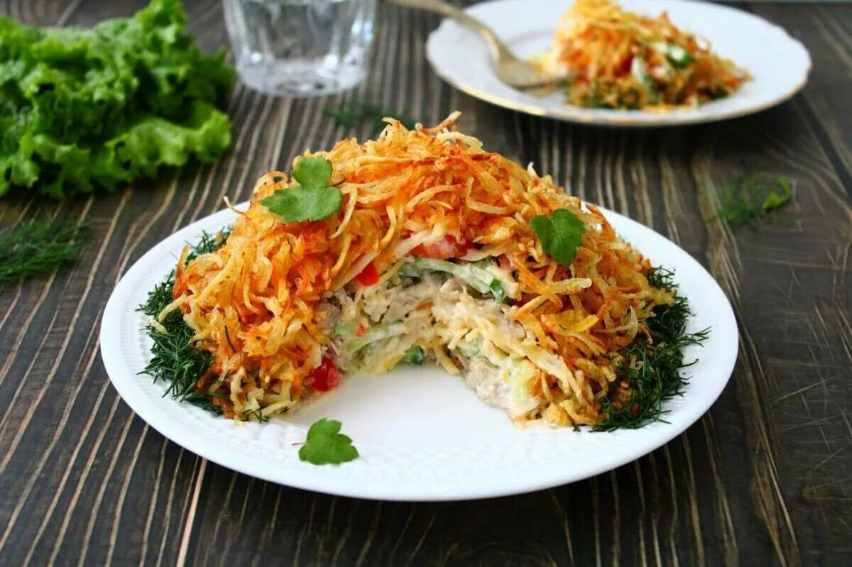 Салат с картофельной соломкой. Салат муравейник с копченой курицей. Салат с картофельной соломкой. Салат муравейник с картошкой фри. Салат с картофельной соломкой.