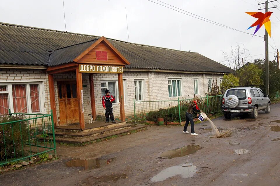 Переехали из города в село. Горожанин в деревне. Райцентр в деревне. Переселяться из города в село. Конкретнее село.