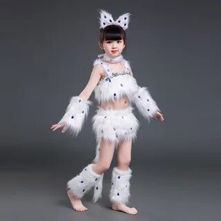 Девочка в костюме кошки