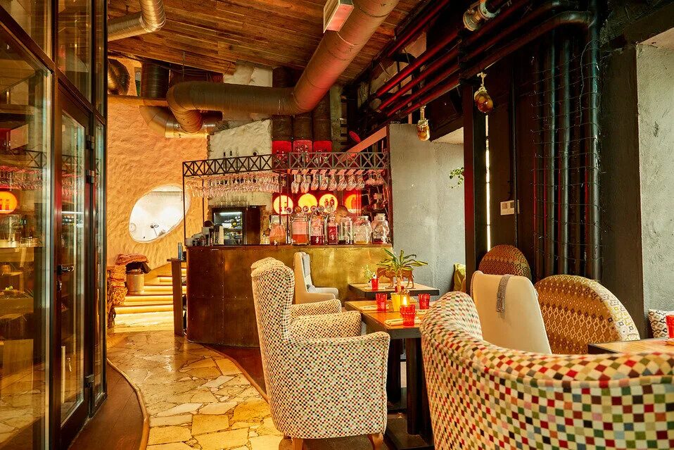 столик в ресторане. рестораны на новослободской. вьеткафе профсоюзная. джон джоли новослободская. коптильня ресторан новослободская.