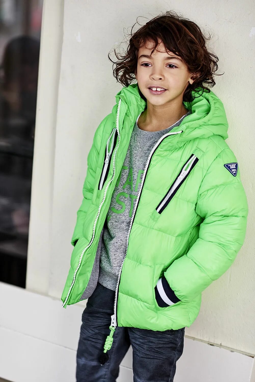 Зеленая куртка для мальчика. Салатовая куртка для мальчика. Зимняя куртка зеленая на мальчика. Куртка на мальчика зеленый неон. Зеленые куртки для мальчика