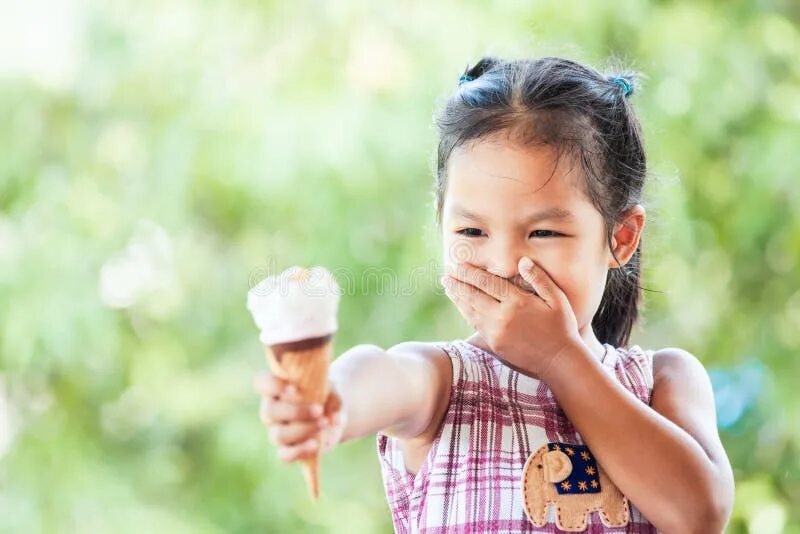 She likes ice cream. Девушка и мороженое. She likes ice cream. Мороженое белые ночи. She likes ice cream.