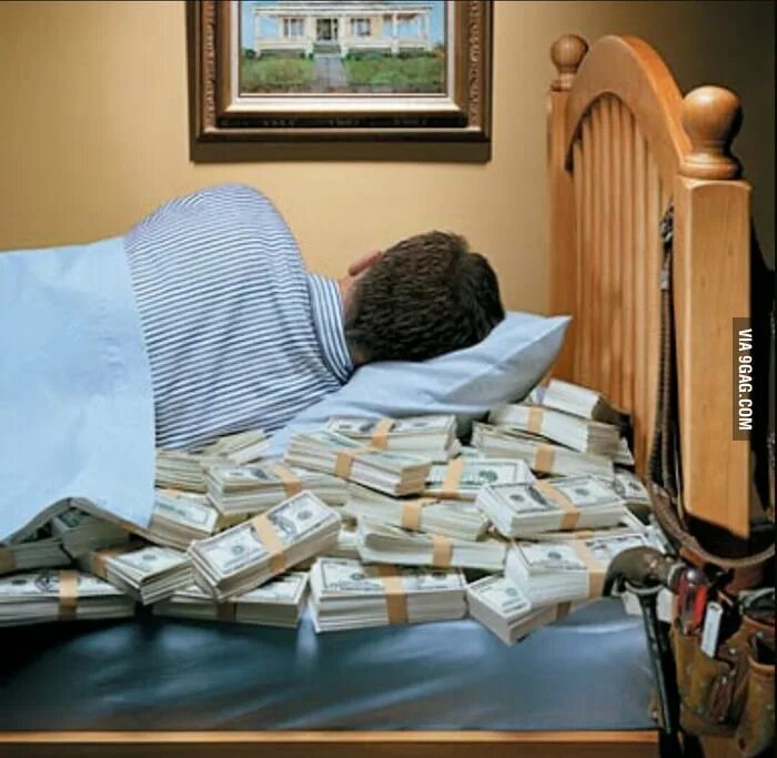 Деньги под про. Деньги под матрасом. Деньги под подушкой. Подушка с деньгами. Деньги под кроватью.