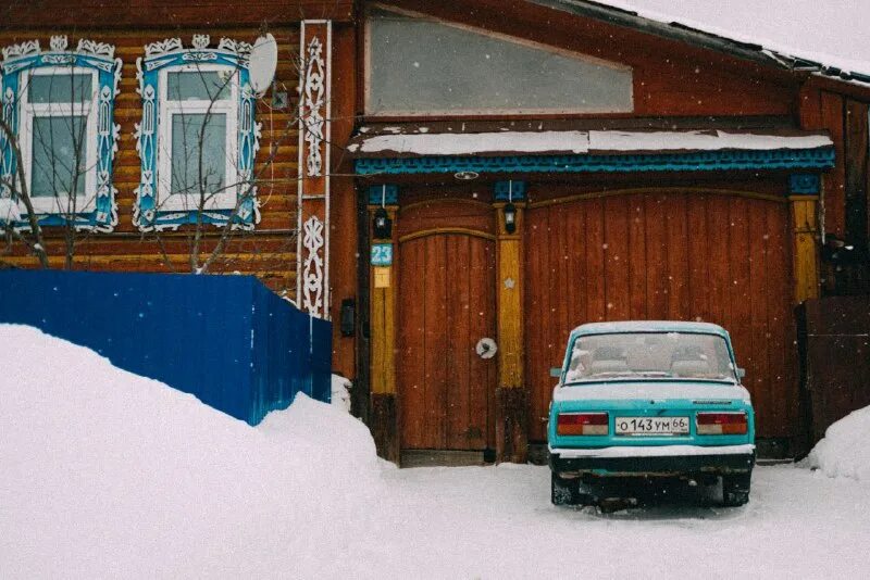 дети на заводе в годы войны. черно белая пятиэтажка. дом винничевского. хрущевки эстетика. памятник свердлову в екатеринбурге.